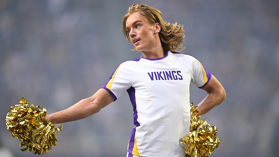 Former Vikings captain speaks out against team for employing male cheerleaders Architects Sydney